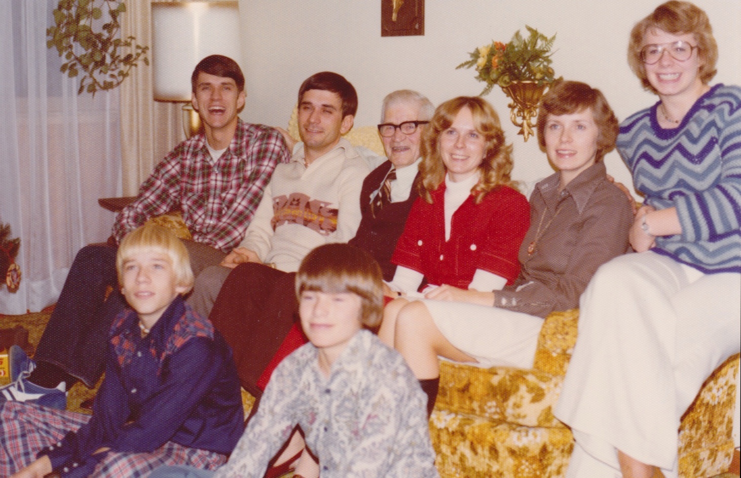 1976-12-24 Grndpa Blevens grandkids ea.jpg